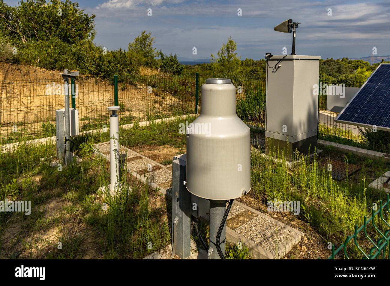 Stazione meteorologica sull'isola di Rab in Croazia, che misura la velocità del vento, l'umidità dell'aria e la temperatura dell'aria Foto Stock