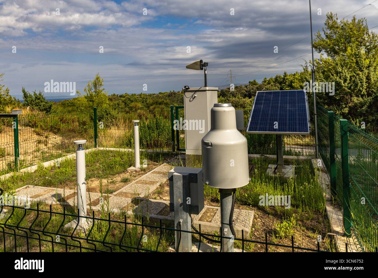 Stazione meteorologica sull'isola di Rab in Croazia, che misura la velocità del vento, l'umidità dell'aria e la temperatura dell'aria Foto Stock