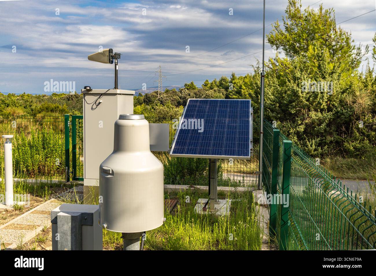 Stazione meteorologica sull'isola di Rab in Croazia, che misura la velocità del vento, l'umidità dell'aria e la temperatura dell'aria Foto Stock