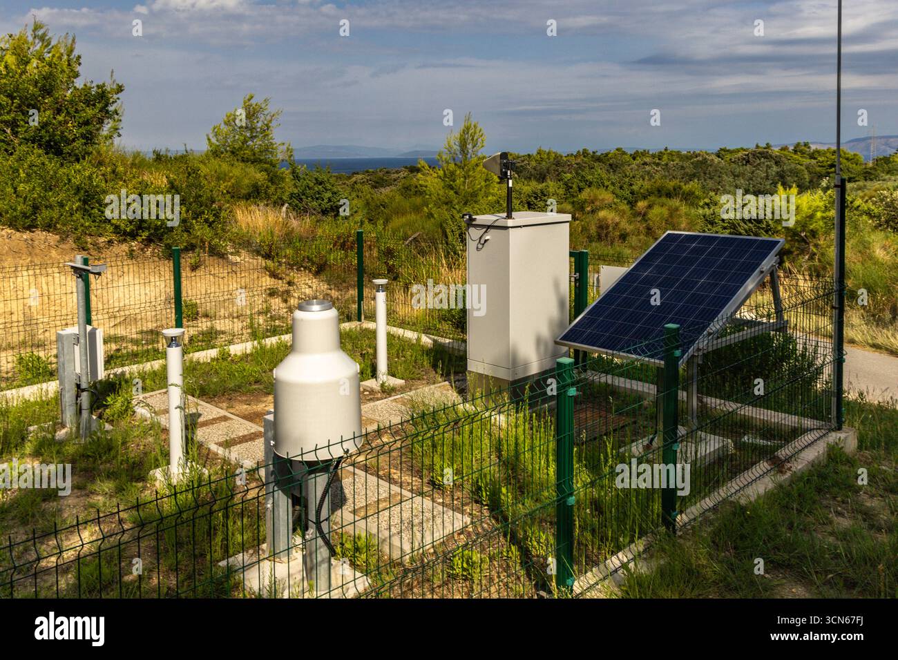 Stazione meteorologica sull'isola di Rab in Croazia, che misura la velocità del vento, l'umidità dell'aria e la temperatura dell'aria Foto Stock