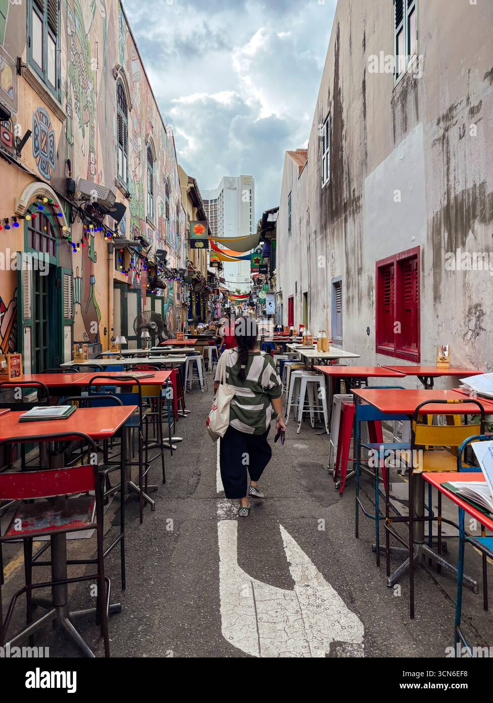 Colorati posti a sedere all'aperto e vivaci bar lungo Haji Lane nel quartiere Arab Street di Singapore vicino alla Moschea del Sultano Foto Stock