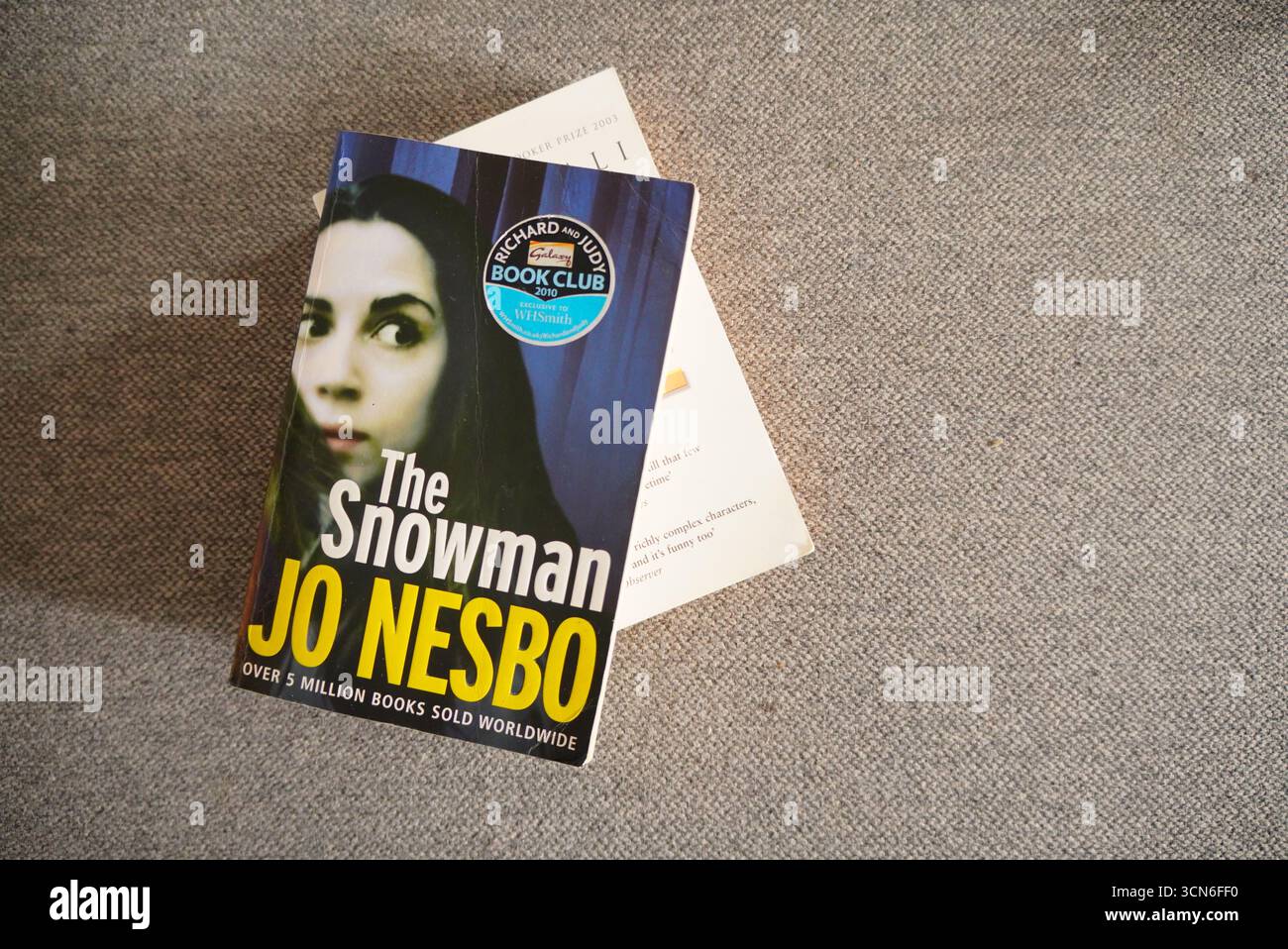 The Snowman è un avvincente romanzo poliziesco di Jo Nesbo, pieno di suspense e una trama complessa che tiene i lettori impegnati dall'inizio alla fine. Foto Stock