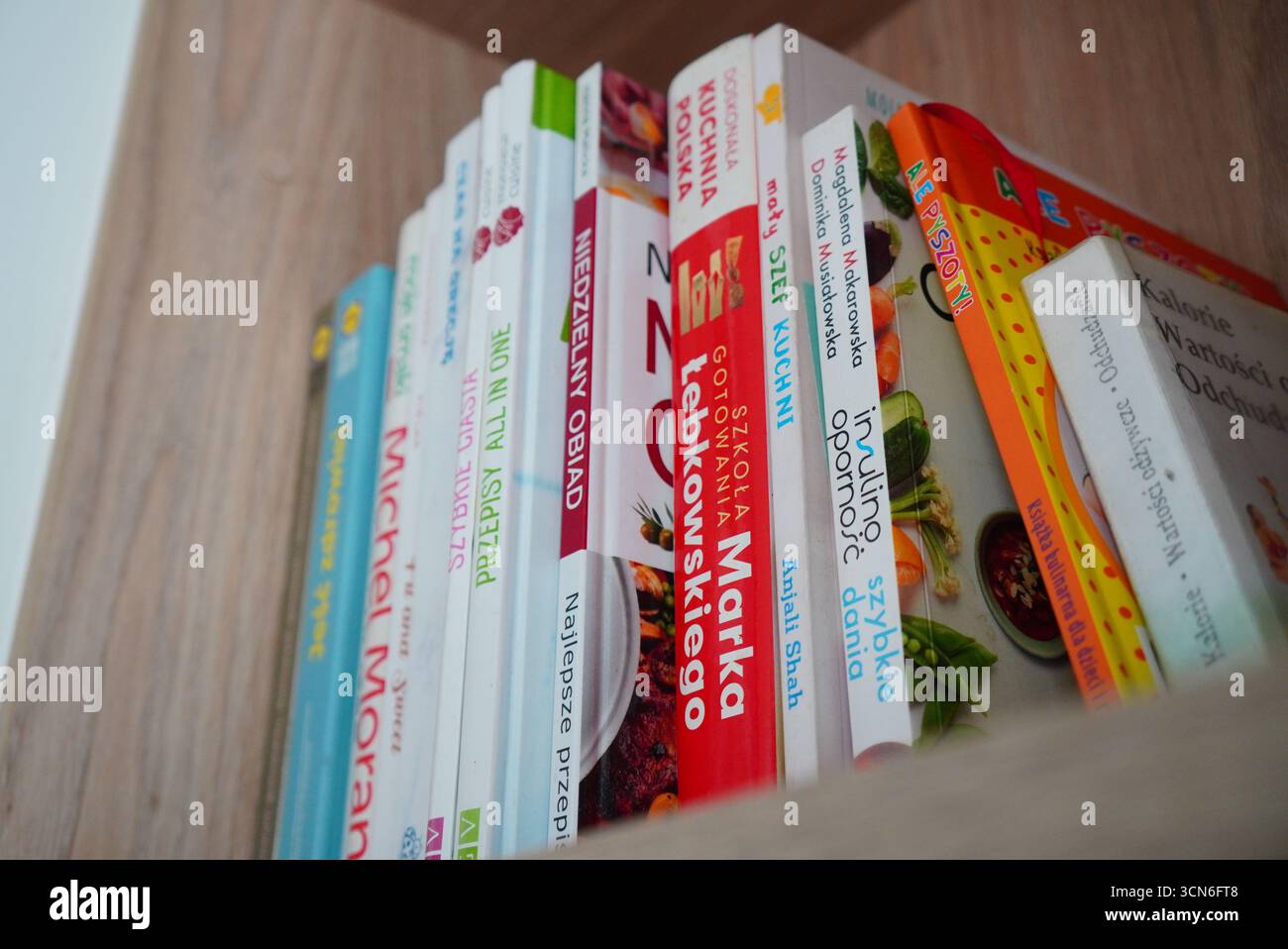 Una collezione di libri di cucina che mostrano diversi argomenti gastronomici, ideale per coloro che sono interessati alla cucina e alle arti culinarie Foto Stock