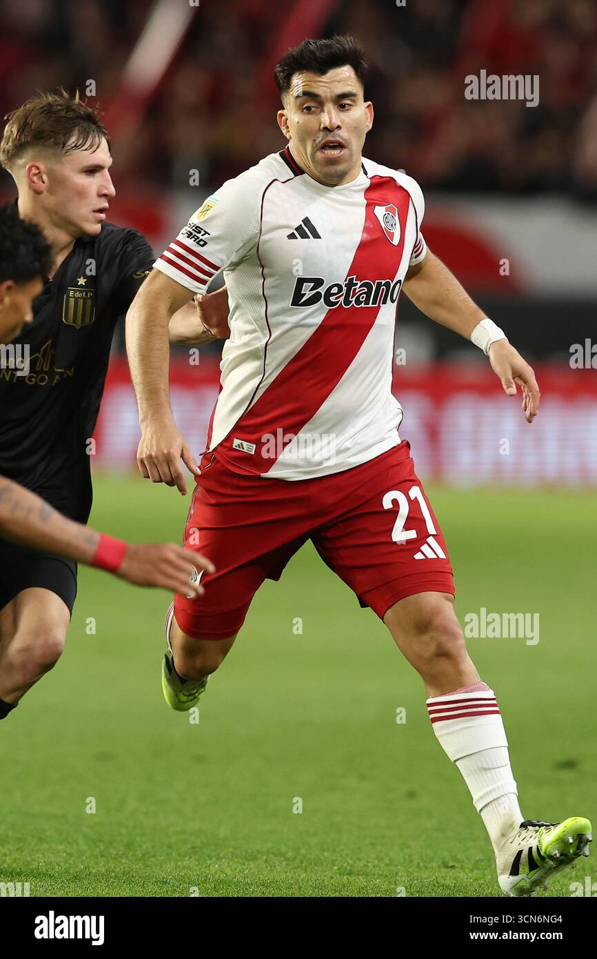 Marcos Acuna, il difensore del River Plate, guarda durante la partita del torneo di Clausura 2025 del campionato professionistico argentino tra Estudiantes de la Plata e River Plate, allo stadio uno Jorge Luis Hirschi di la Plata, provincia di Buenos Aires, Argentina, il 13 settembre 2025. Foto Stock