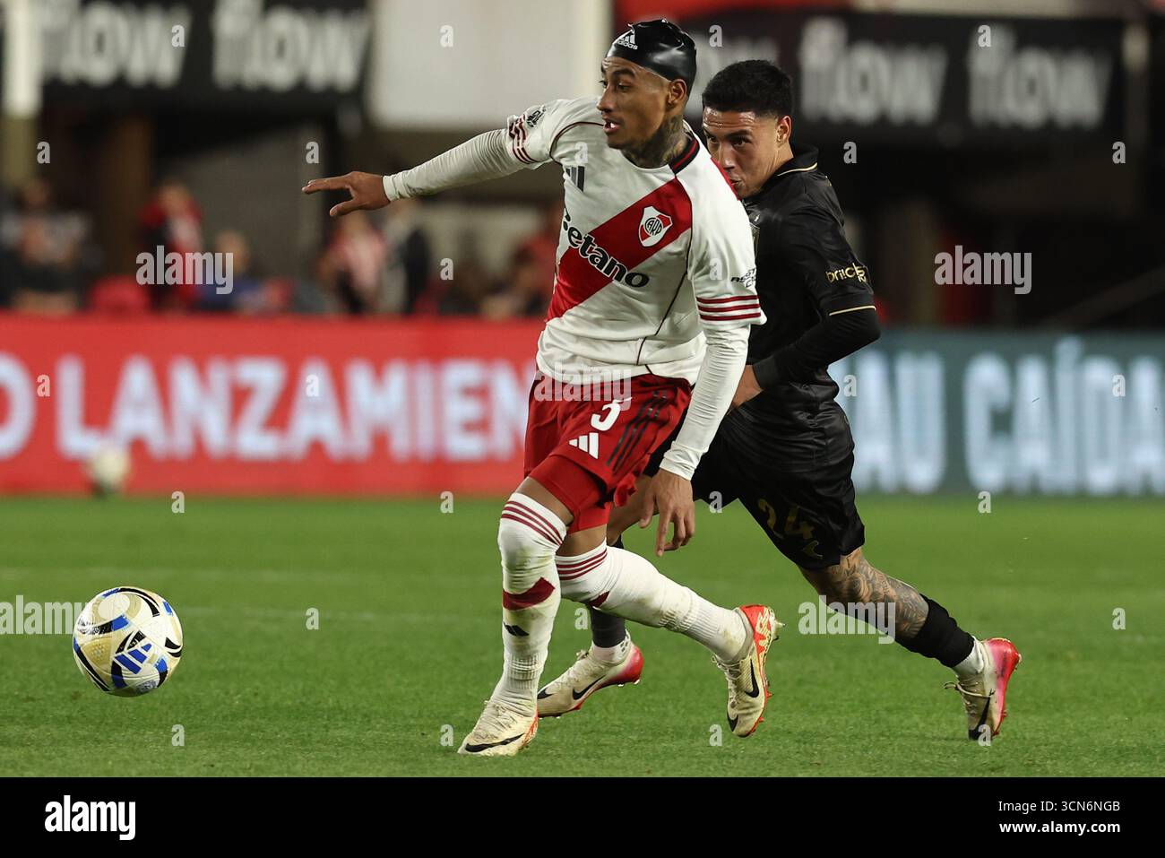 Piatti di fiume? il difensore Juan Portillo si guarda durante la partita del torneo di Clausura 2025 della Lega professionistica argentina tra l'Estudiantes de la Plata e il River Plate, allo stadio uno Jorge Luis Hirschi di la Plata, provincia di Buenos Aires, Argentina, il 13 settembre 2025. Foto Stock