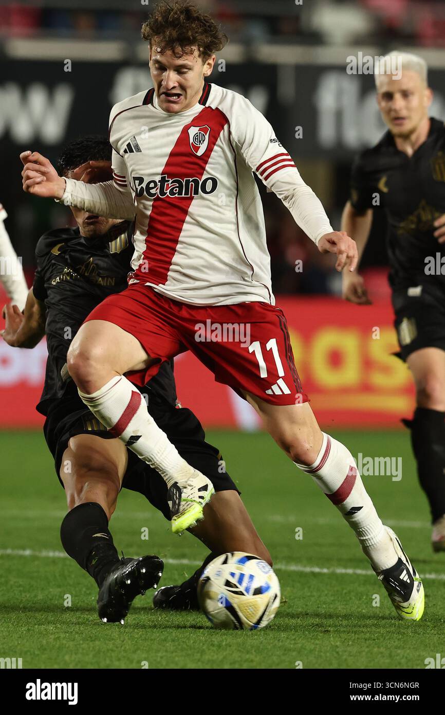 Facundo Colidio, attaccante del River Plate, guarda durante la partita del Torneo di Clausura 2025 tra Estudiantes de la Plata e River Plate, allo stadio uno Jorge Luis Hirschi a la Plata, provincia di Buenos Aires, Argentina, il 13 settembre 2025. Foto Stock