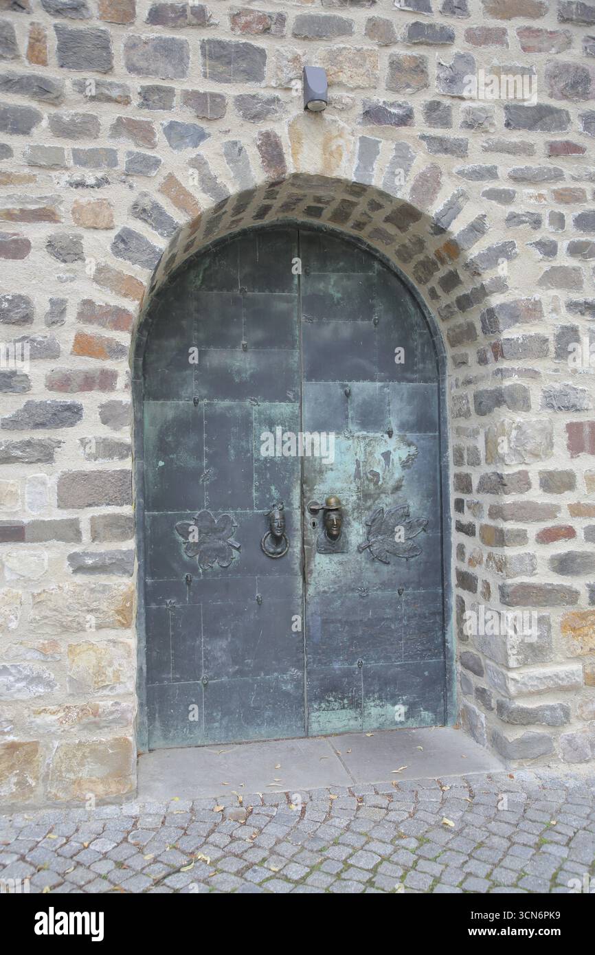 Porta e ingresso al museo d'arte con maniglia per porta di Heinrich Apel 1974, sculture in bronzo, decorazioni d'arte moderna, porta in metallo, Kloster Unser Liebe Foto Stock