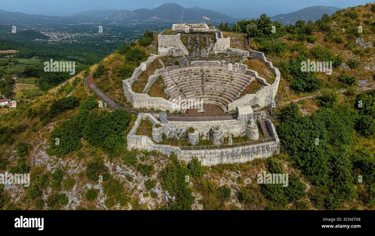 Veduta aerea del Teatro Tempio di Monte San Nicola a Pietravairano. Un raro esempio di teatro del tempio. Pietravairano, Caserta, Campania Foto Stock