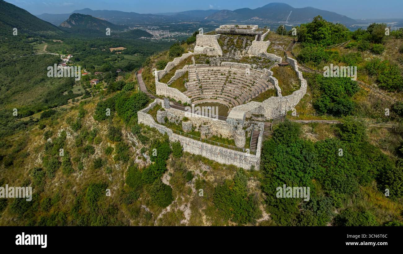 Veduta aerea del Teatro Tempio di Monte San Nicola a Pietravairano. Un raro esempio di teatro del tempio. Pietravairano, Caserta, Campania Foto Stock