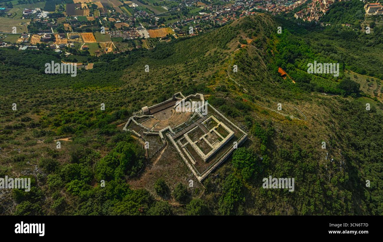 Veduta aerea del Teatro Tempio di Monte San Nicola a Pietravairano. Un raro esempio di teatro del tempio. Pietravairano, Caserta, Campania Foto Stock