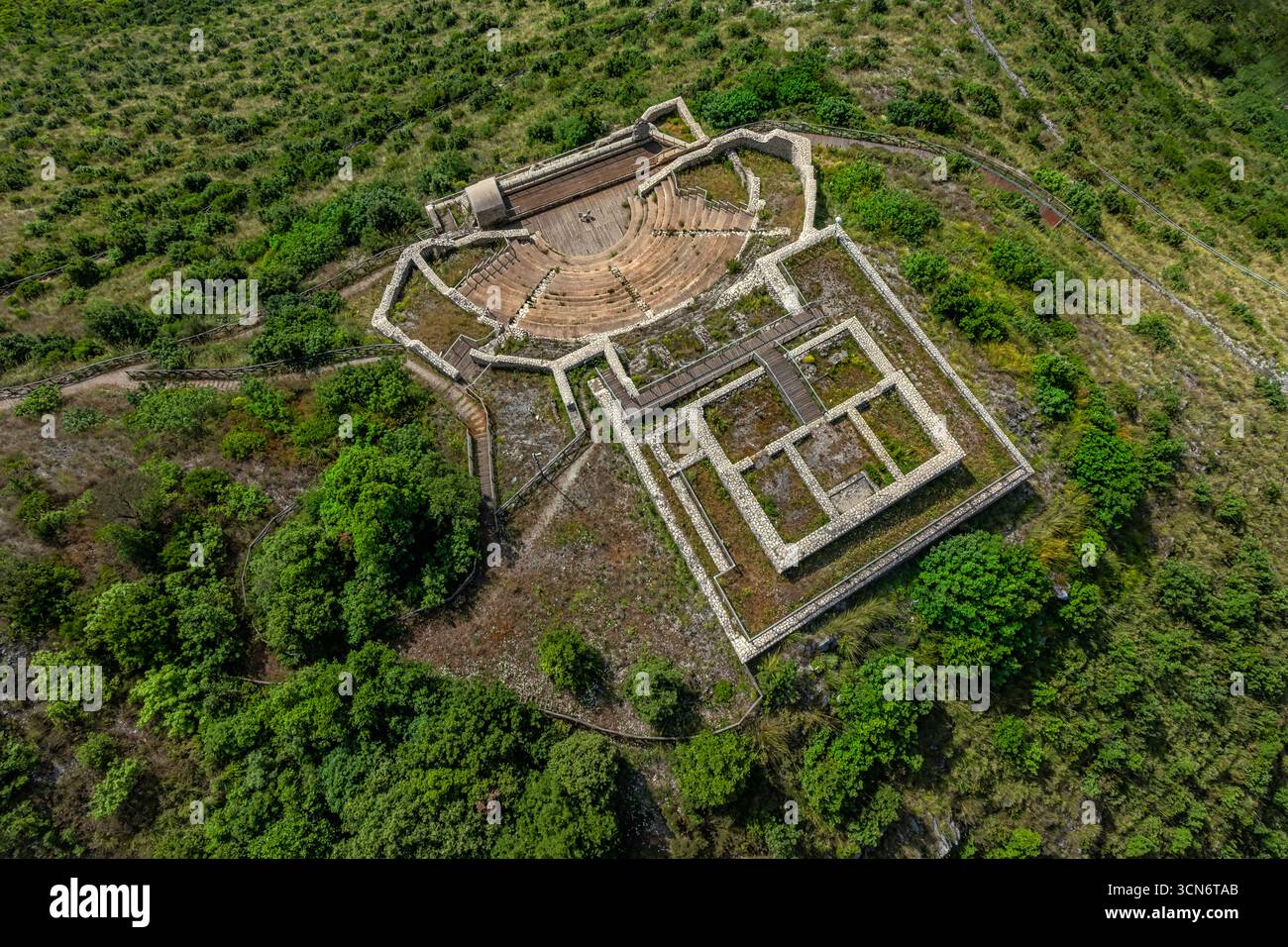 Veduta aerea del Teatro Tempio di Monte San Nicola a Pietravairano. Un raro esempio di teatro del tempio. Pietravairano, Caserta, Campania Foto Stock