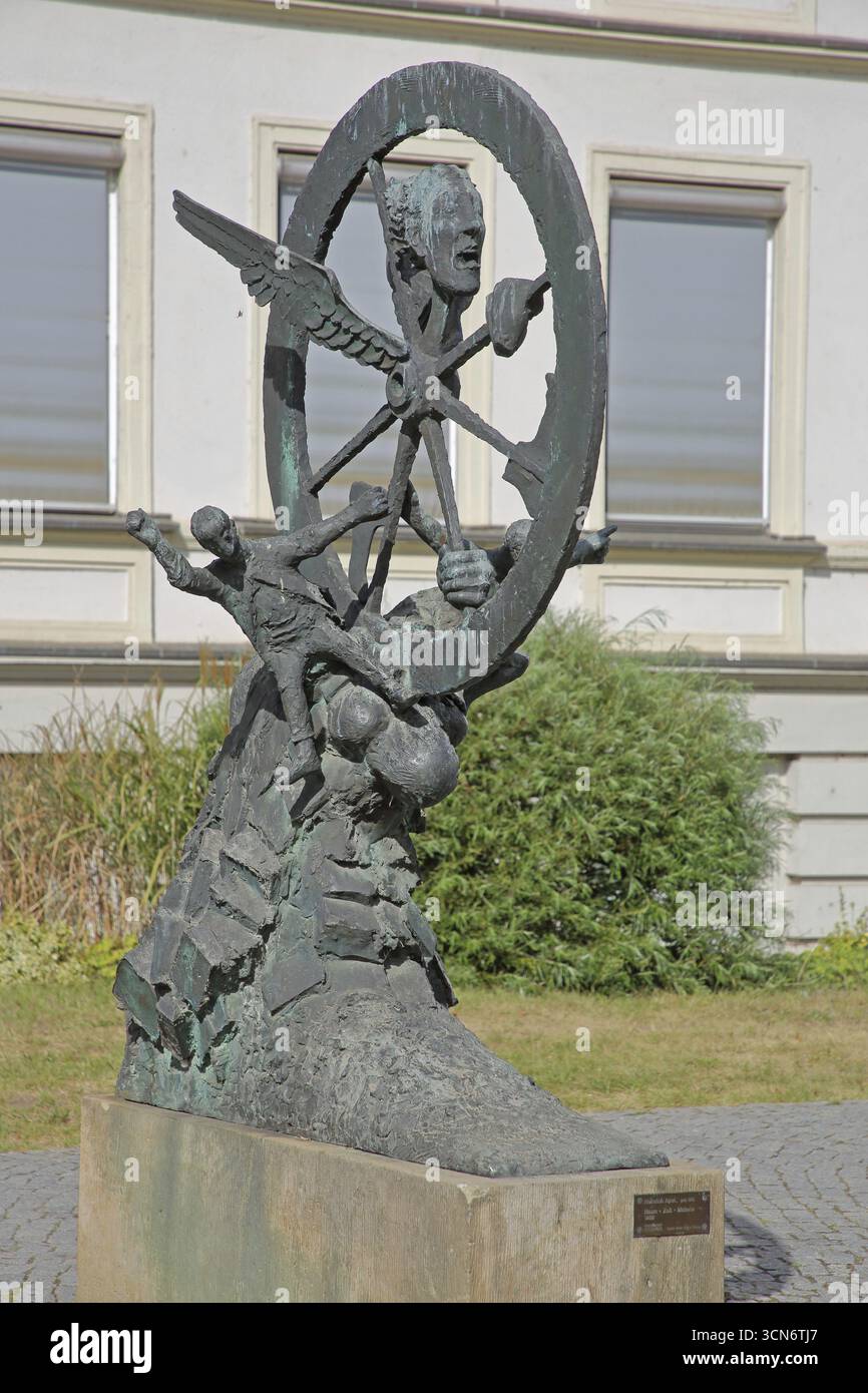 Scultura Space Time Matter di Heinrich Apel 1988, arte astratta, arte moderna, stravaganti e bizzarre sculture in bronzo, fisico, ruota, movimento, ala Foto Stock