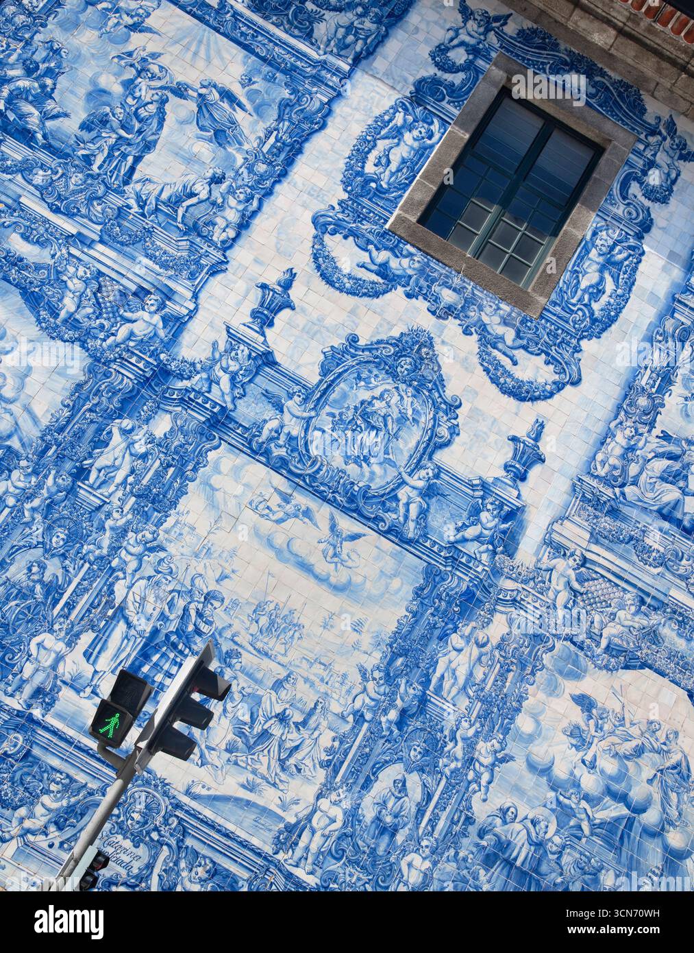 Portogallo, Porto, parete laterale dell'azulejo del XVIII secolo rivestita Capela das Almas o Cappella delle Anime, ma conosciuta anche come Cappella di Santa Catarina con 15.947 piastrelle azulejo disegnate da Eduardo Leite. Foto Stock