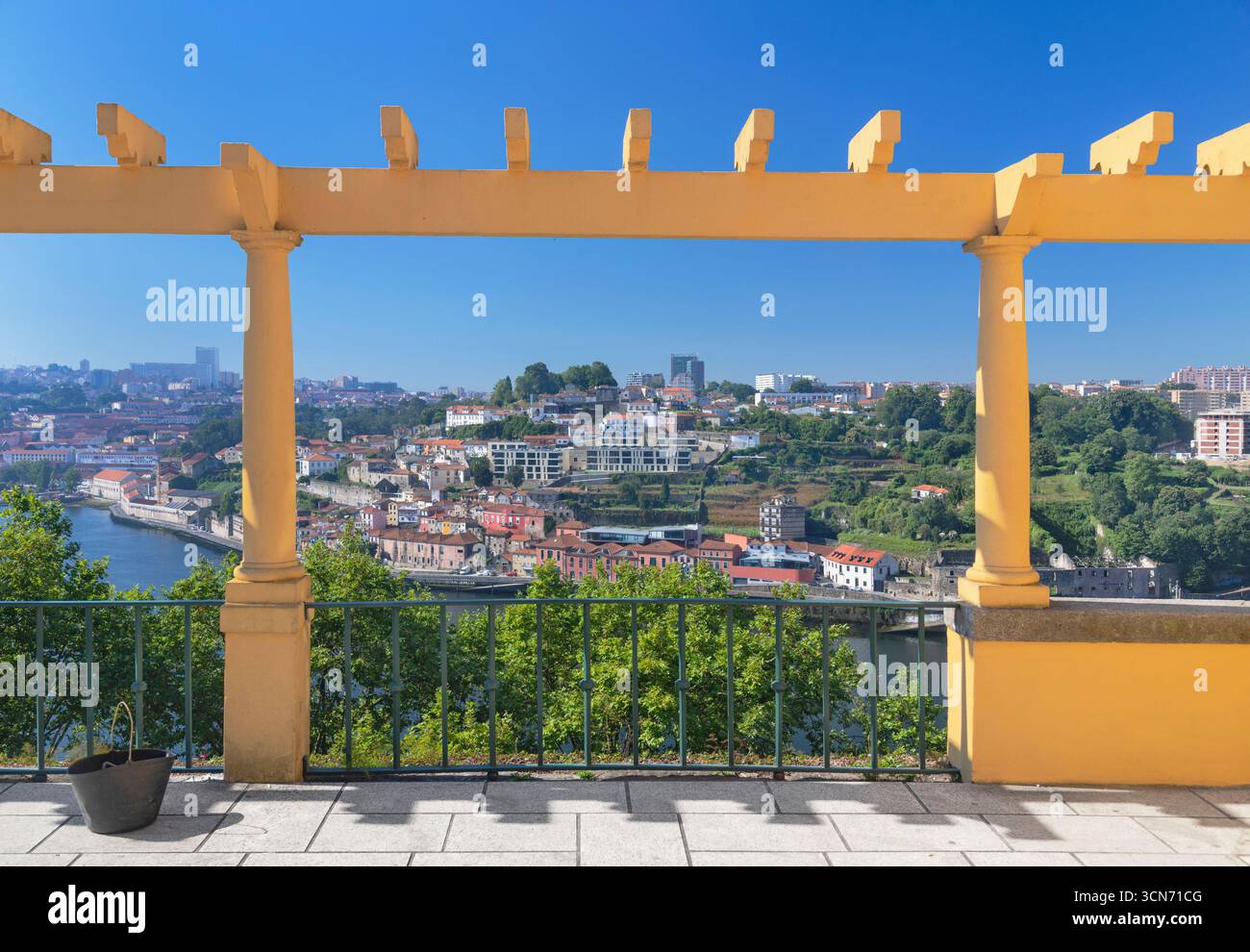 Portogallo, Porto, Jardim do Palacio de Cristal o Giardini del Palazzo di cristallo, Jardim do Roseiral o il Giardino delle Rose, vista sulla città e sul fiume Douro dalla sua terrazza. Foto Stock