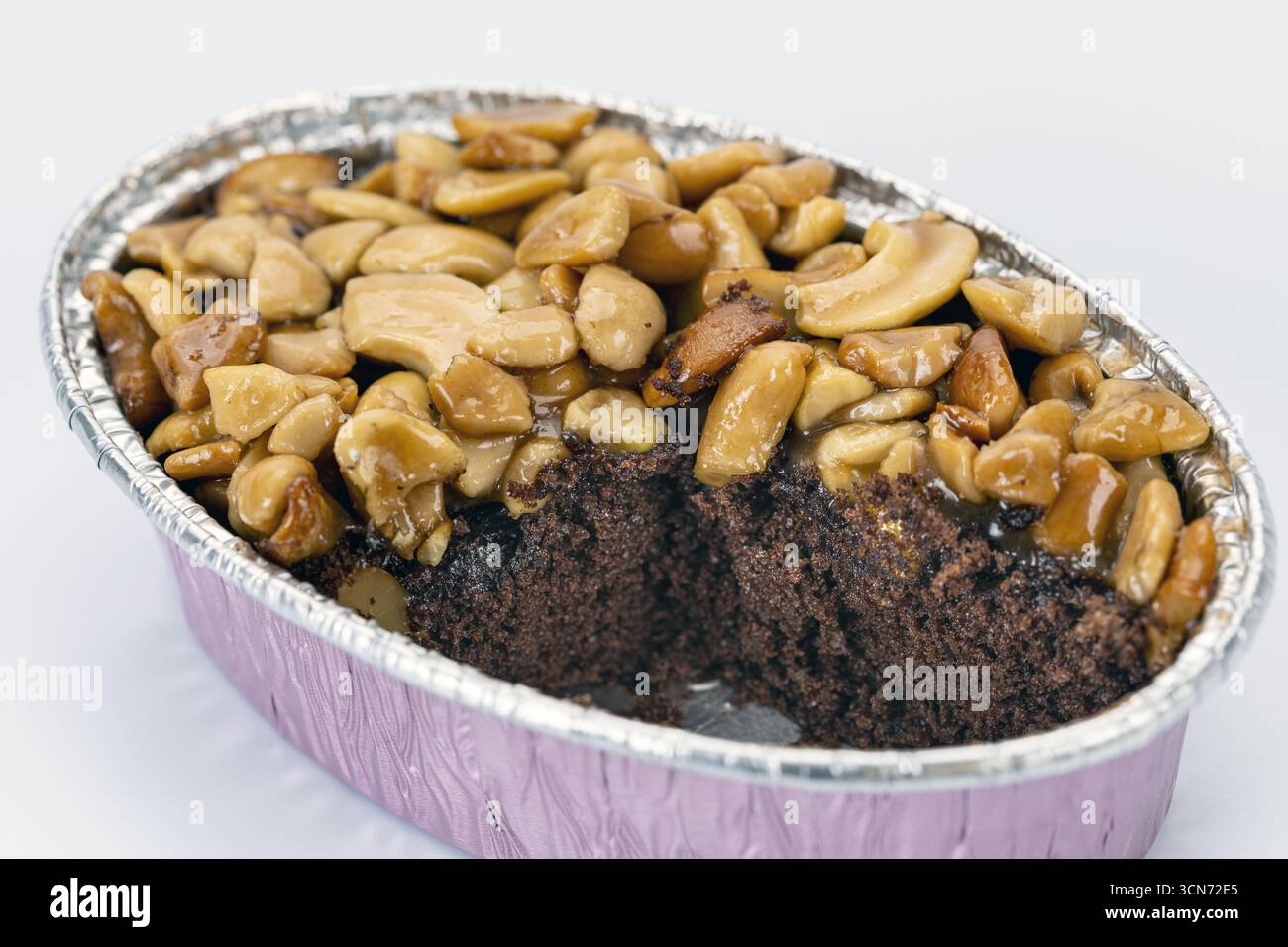 Una torta al caramello, un dessert al cioccolato alle noci, uno spuntino dolce al forno delizioso, si combinano in questa ricca torta al cioccolato con noci caramellate per creare Foto Stock