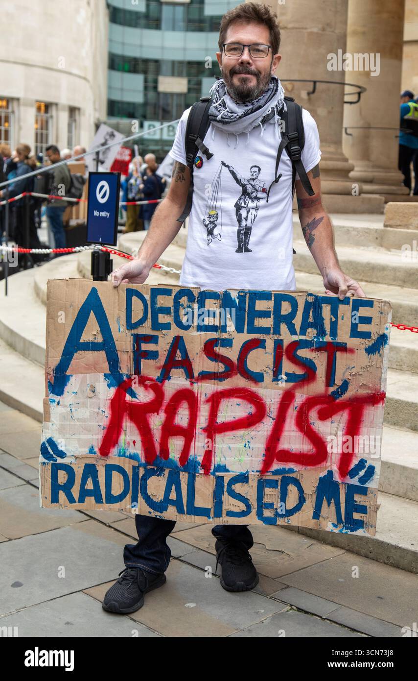Londra, Regno Unito. 17 settembre 2025. I manifestanti anti anti-Trump rilasciano una dichiarazione nelle strade di Londra per protestare contro la visita di stato di Donald Trump nel Regno Unito Foto Stock
