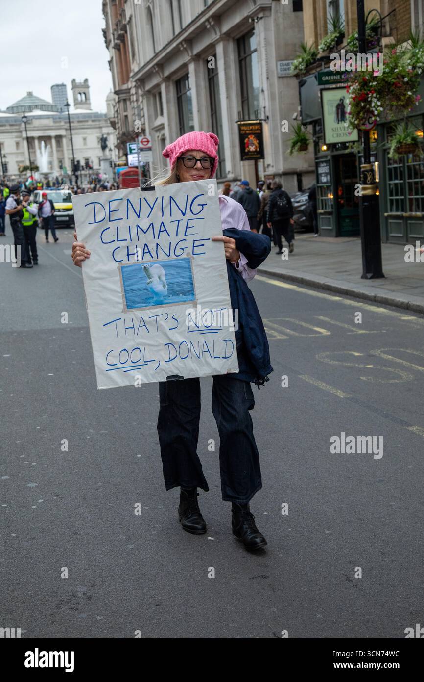Londra, Regno Unito. 17 settembre 2025. I manifestanti anti anti-Trump rilasciano una dichiarazione nelle strade di Londra per protestare contro la visita di stato di Donald Trump nel Regno Unito Foto Stock