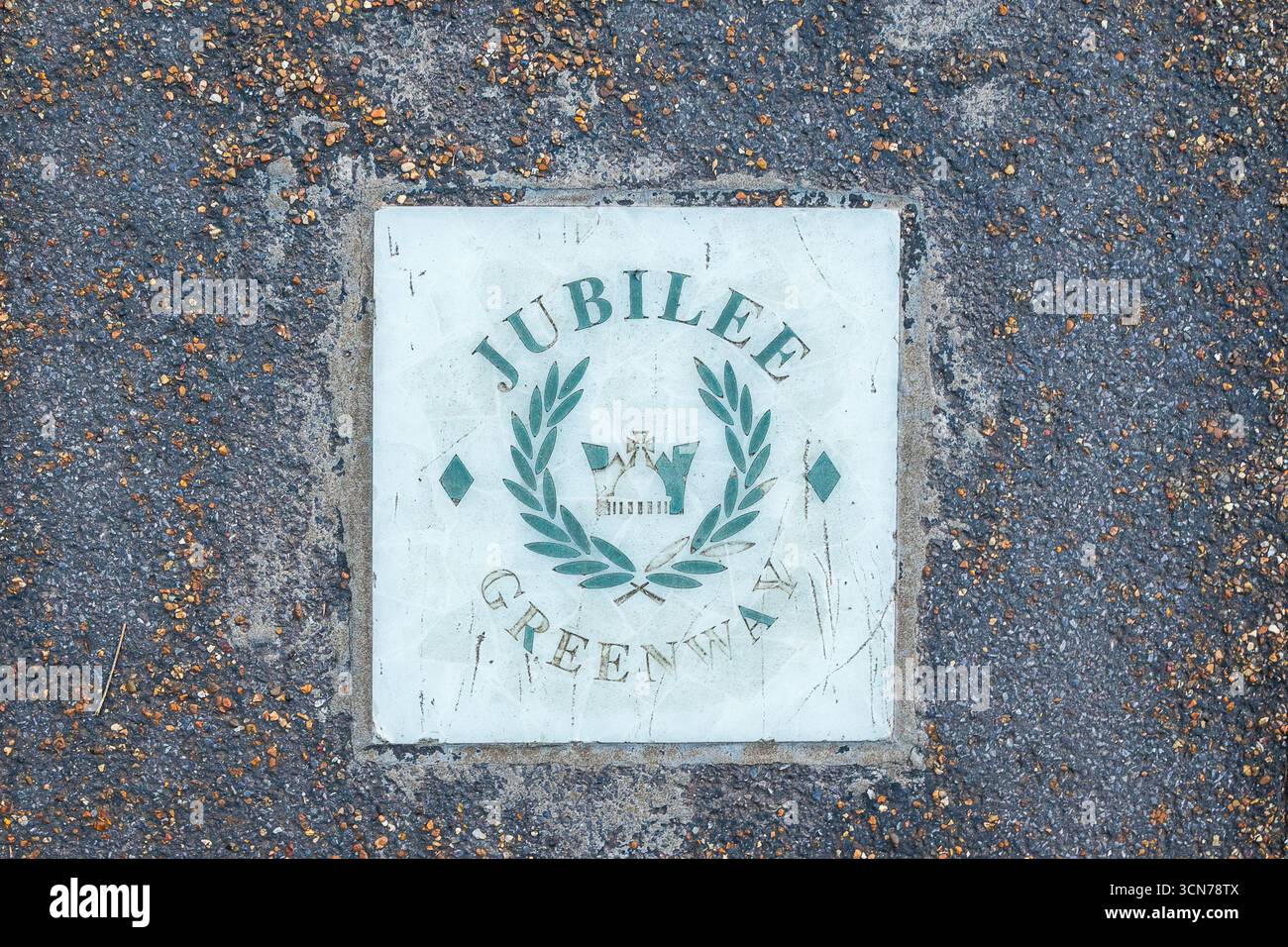 Londra, Regno Unito 09 luglio 2025 la targa Jubilee Greenway che segna i 60 chilometri di percorso a piedi e in bicicletta, progettata per commemorare la regina Elisabetta II Jubi Foto Stock