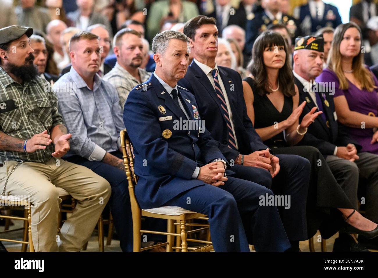 Il presidente Donald J. Trump ha pronunciato le sue osservazioni in occasione della cerimonia del National Purple Heart Day nella East Room della Casa Bianca. Washington, D.C. 7 agosto 2025. L'evento ha onorato il personale militare statunitense ferito o ucciso in combattimento, con diversi Purple Heart in presenza. Per gentile concessione della Casa Bianca. Foto Stock