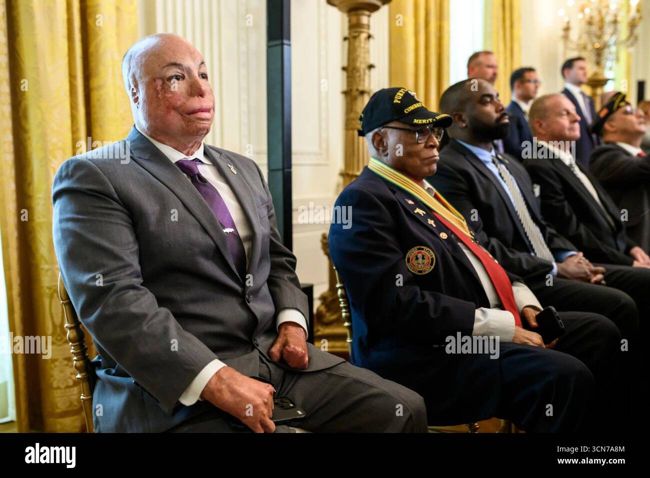 Il presidente Donald J. Trump ha pronunciato le sue osservazioni in occasione della cerimonia del National Purple Heart Day nella East Room della Casa Bianca. Washington, D.C. 7 agosto 2025. L'evento ha onorato il personale militare statunitense ferito o ucciso in combattimento, con diversi Purple Heart in presenza. Per gentile concessione della Casa Bianca. Foto Stock