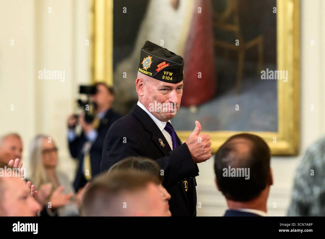 Un veterano fa un gesto con il pollice in su durante una cerimonia nazionale del giorno del cuore viola nella sala orientale della Casa Bianca. Washington, D.C. 7 agosto 2025. Per gentile concessione della Casa Bianca. Foto Stock