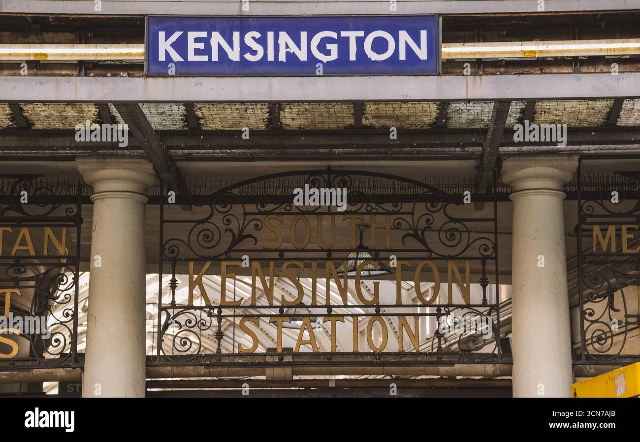 Ingresso alla stazione di South Kensington a Londra, caratterizzata da insegne ornate in ferro battuto e colonne architettoniche classiche. SW7 Foto Stock