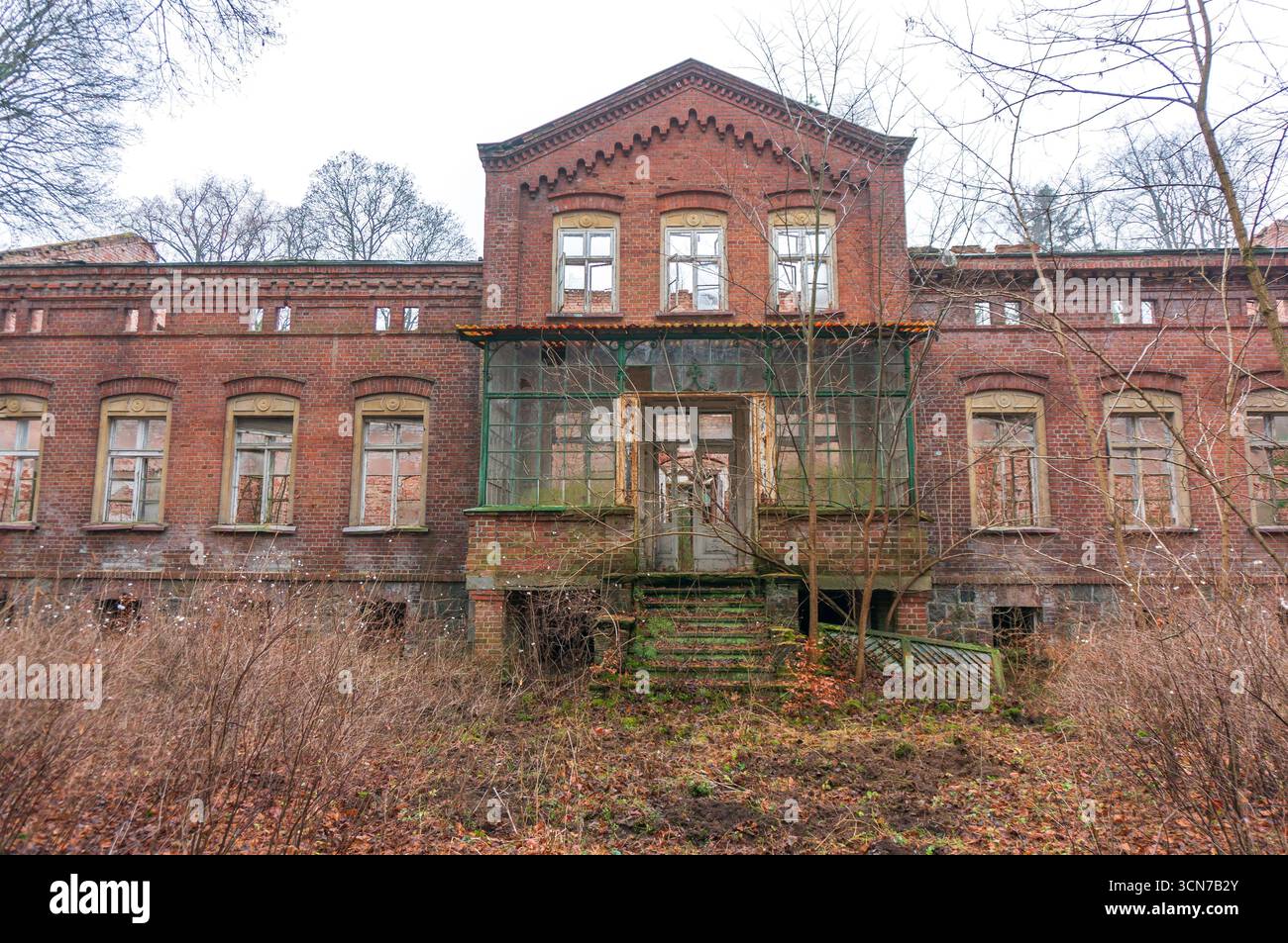 Świętoborzec - storica residenza padronale, rovine, vista dal lato nord, cielo scuro, crepuscolo civile in avvicinamento. Łobez, Polonia. Foto Stock