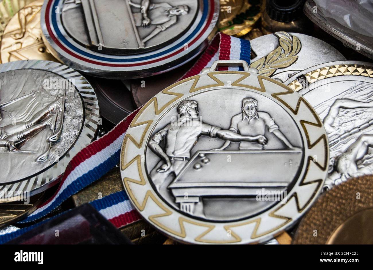 Medaglie sportive vintage uniche in vendita al mercato delle pulci di Parigi, Francia. Biliardo, nuoto e medaglie di sci. Foto Stock
