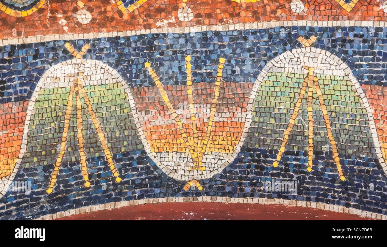 Ravenna, Italia - 12 giugno 2024: La Cappella Arcivescovile e i suoi mosaici. Foto Stock