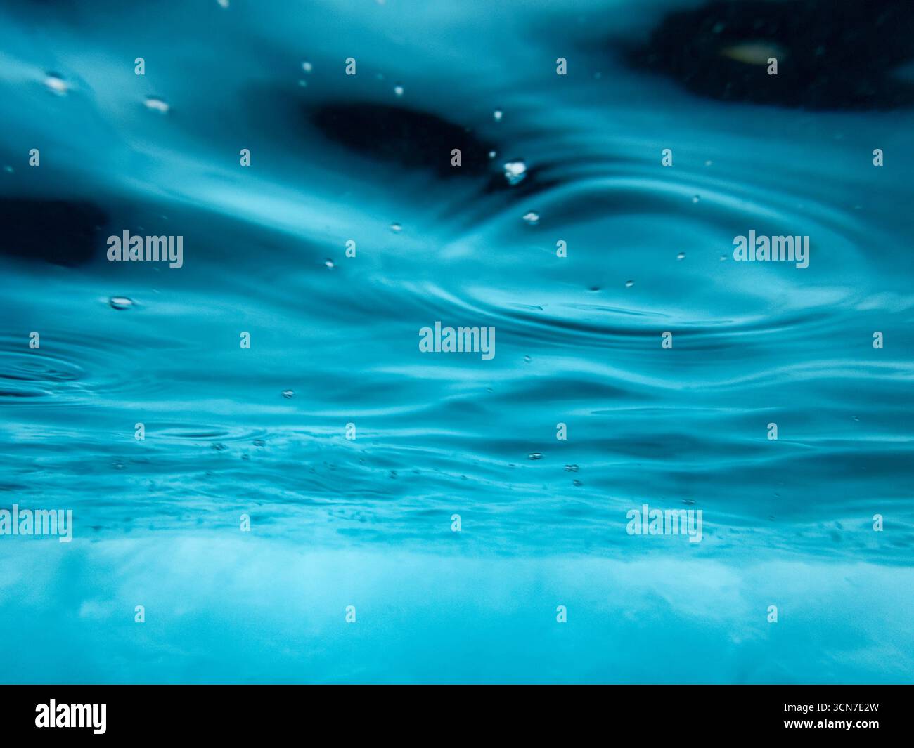 Vista subacquea Sjuøyane delle sette isole Svalbard Artico // SVALBARD E JAN MAYEN - una vista subacquea mostra la superficie dell'Oceano Artico vicino a Sjuøyane, note anche come le sette isole, nelle Svalbard. Queste isole fanno parte della parte più settentrionale dell'arcipelago delle Svalbard. L'Oceano Artico è il più piccolo e poco più profondo dei cinque oceani principali del mondo. Foto Stock