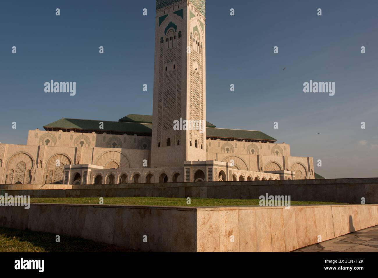 Vista della Moschea di Hassan II a Casablanca, uno dei più grandi luoghi di culto islamici al mondo, capolavoro dell'architettura marocchina sul mare Foto Stock