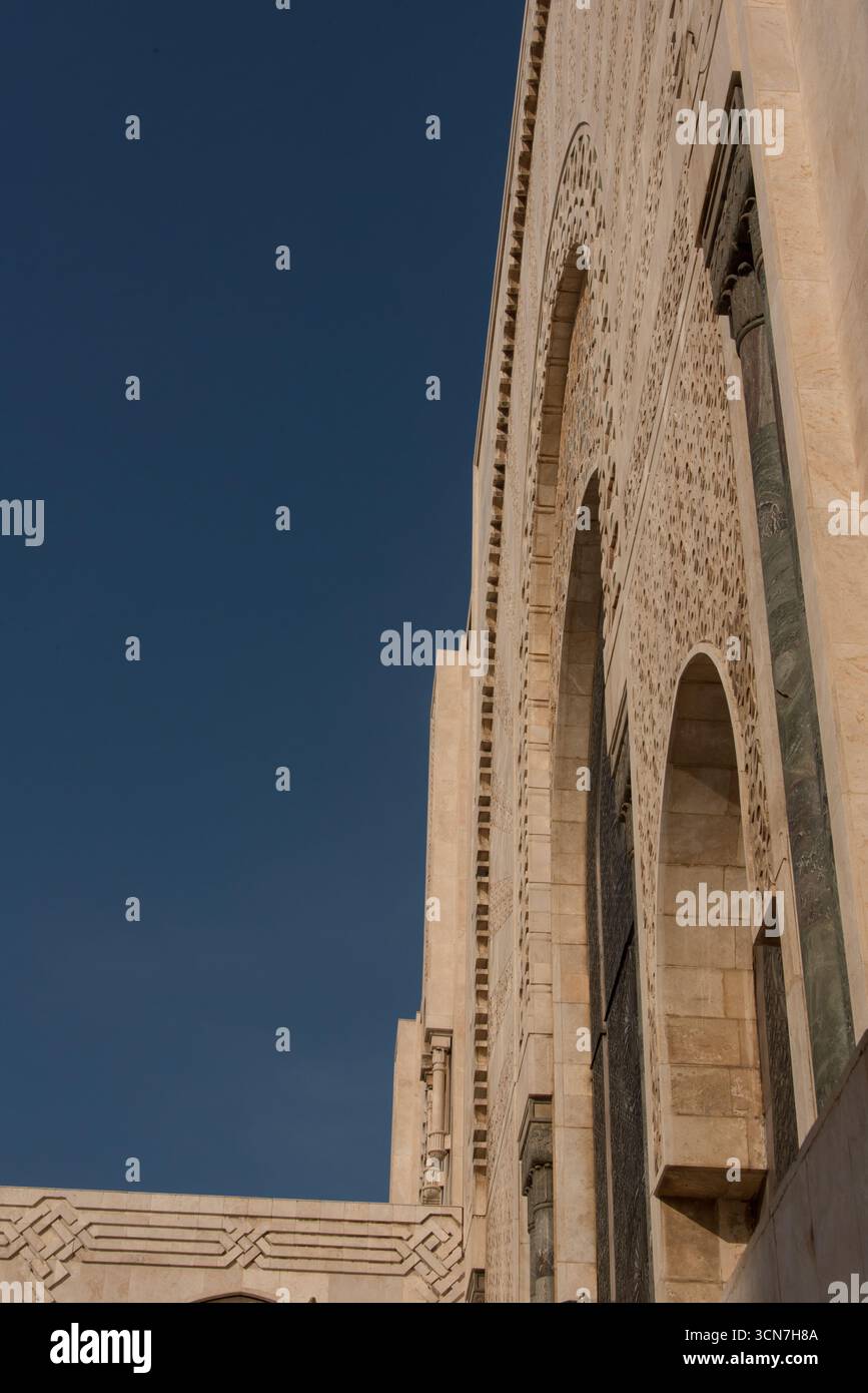 Vista della Moschea di Hassan II a Casablanca, uno dei più grandi luoghi di culto islamici al mondo, capolavoro dell'architettura marocchina sul mare Foto Stock