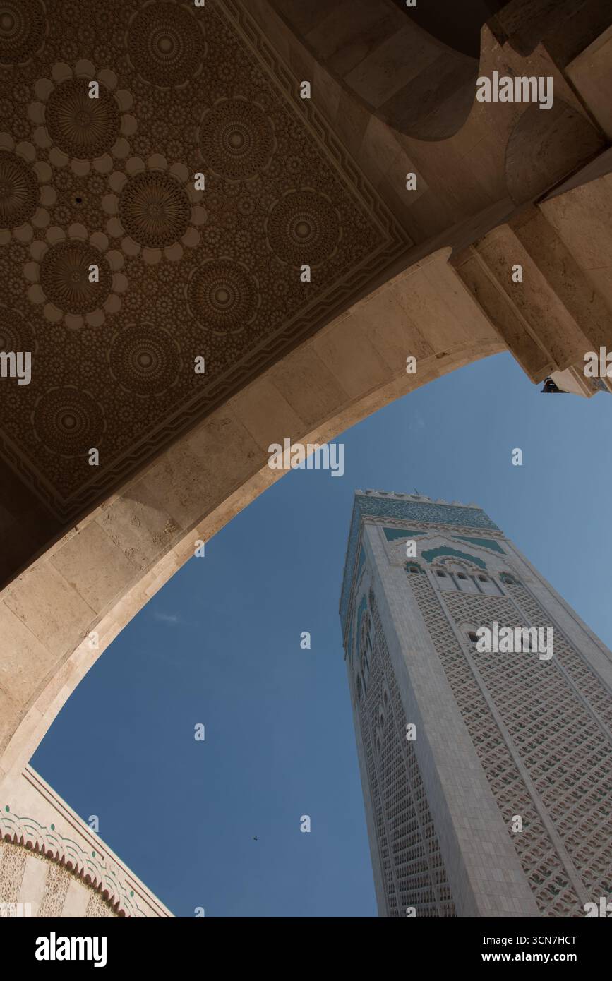 Vista della Moschea di Hassan II a Casablanca, uno dei più grandi luoghi di culto islamici al mondo, capolavoro dell'architettura marocchina sul mare Foto Stock