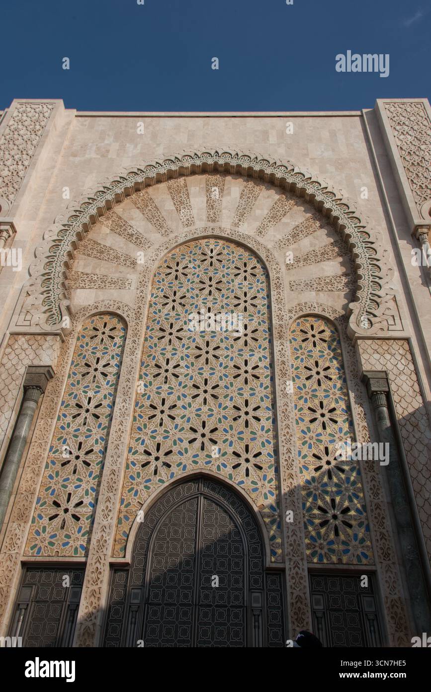 Vista della Moschea di Hassan II a Casablanca, uno dei più grandi luoghi di culto islamici al mondo, capolavoro dell'architettura marocchina sul mare Foto Stock