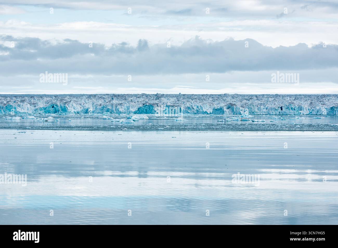 Ghiacciaio Klerckbukta Nordaustlandet Svalbard Norvegia // NORDEAUSTLANDET, Svalbard e Jan Mayen - il ghiacciaio Klerckbukta è una formazione ghiacciata prominente su Nordaustlandet, la seconda isola più grande dell'arcipelago delle Svalbard. Questo ghiacciaio, caratterizzato dalle sue spettacolari scogliere di ghiaccio e dal distacco nel mare, fa parte del vasto paesaggio glaciale di questo territorio artico. Nordaustlandet è nota per le sue ampie calotte di ghiaccio ed è in gran parte disabitata, servendo come area cruciale per la ricerca glaciologica e la comprensione degli ambienti polari. La regione è gestita dal governatore delle Svalbard ed è a te Foto Stock