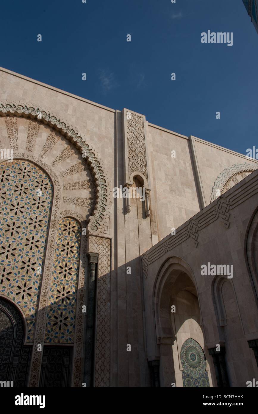 Vista della Moschea di Hassan II a Casablanca, uno dei più grandi luoghi di culto islamici al mondo, capolavoro dell'architettura marocchina sul mare Foto Stock