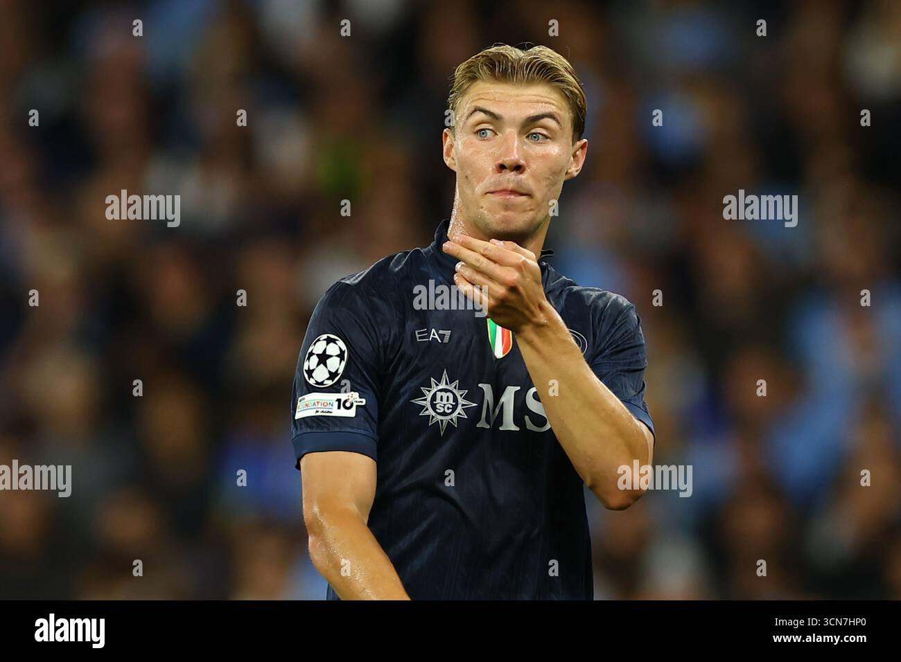 Rasmus Hojlund del Napoli gesti durante la fase MD1 della UEFA Champions League 2025/26 tra Manchester City e SSC Napoli all'Etihad Stadium il 18 settembre 2025 a Manchester, Inghilterra Foto Stock