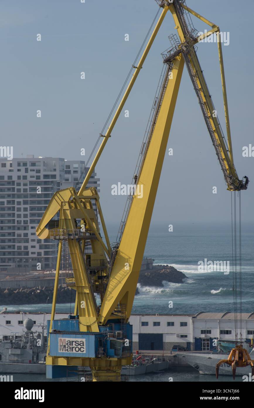 Gru nel porto di Casablanca, indispensabili per il carico e lo scarico delle merci, simbolo del commercio marittimo e delle infrastrutture portuali in Marocco. Foto Stock