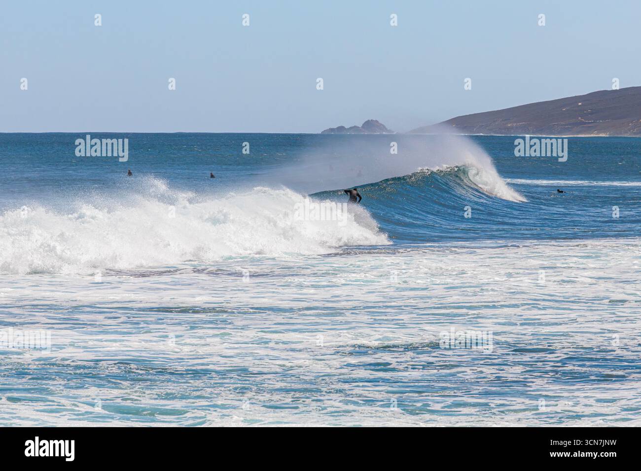 Cavalca il surf a Yallingup Beach, nella zona di Margaret River, nella Contea di Augusta nella regione sud-occidentale dell'Australia WA Foto Stock