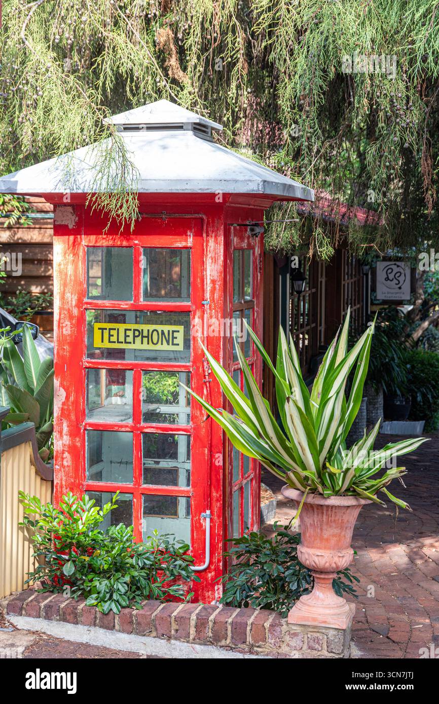 Una vecchia cabina telefonica a Margaret River, Contea di Augusta, nella regione del Sud-Ovest dell'Australia Occidentale Foto Stock