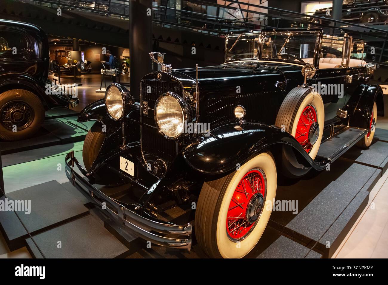 Riga, Lettonia - 8 maggio 2017: Cadillac V16 Limousine per sette passeggeri degli anni '1930 in mostra al Museo dell'automobile di riga. Auto americana di lusso con razze rosse Foto Stock