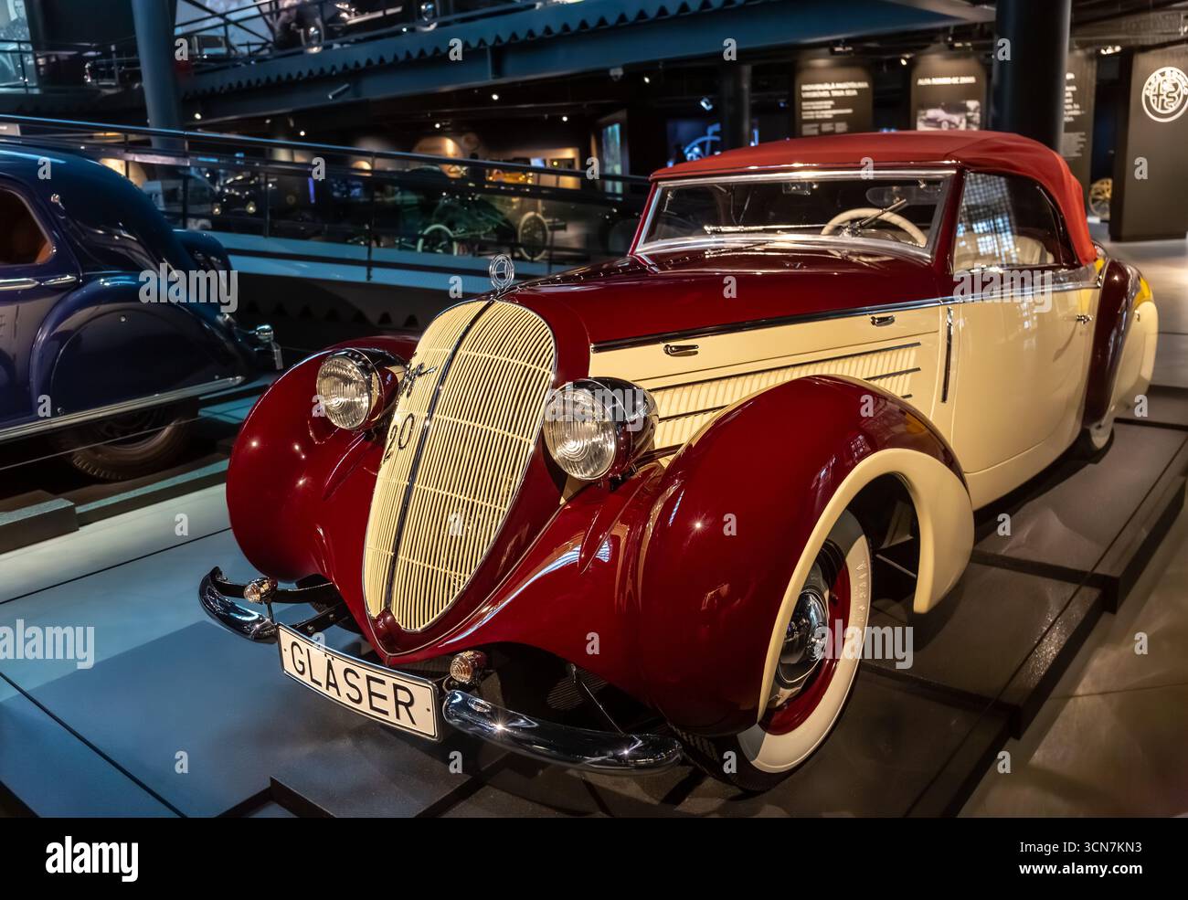 Riga, Lettonia - 8 maggio 2017: BMW 327 Cabriolet con corpo Glaser e livrea rossa e crema in mostra al Museo dei motori di riga. Le carrozzerie costruite a mano rappresentano Foto Stock