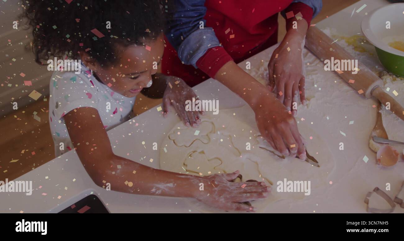 La figlia che guida il genitore lamina l'impasto, taglia le forme a stella con i taglierini in cucina, copia spazio Foto Stock