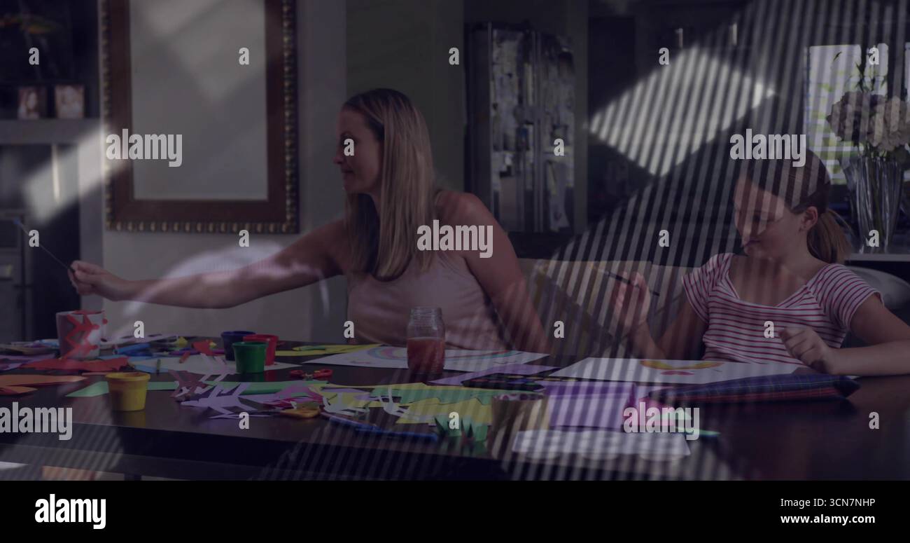 Realizzare dipinti di madre e figlie, tagliare a tavola, con vasi di pittura e forbici Foto Stock