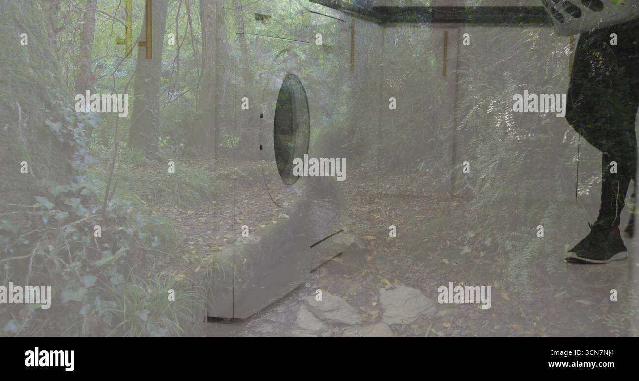 Esposizione dello sportello lavavetri che si sovrappone al bosco, con stivali da uomo che tengono il cestino della biancheria Foto Stock
