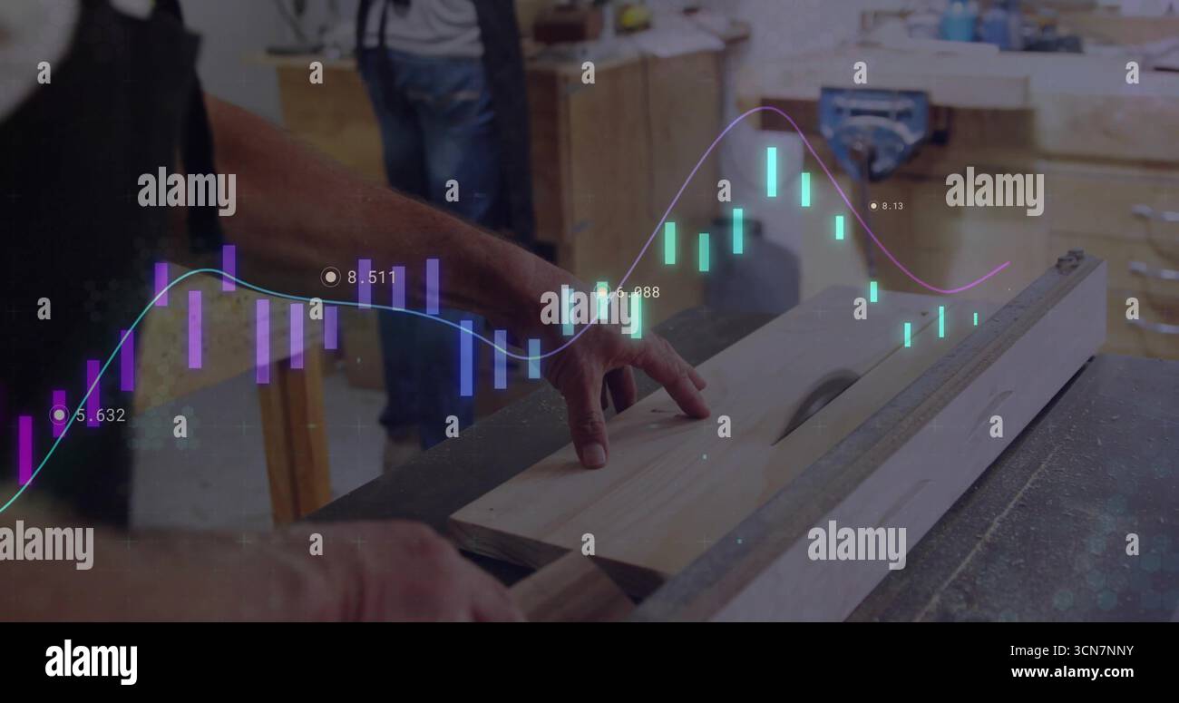 Falegname in grembiule scuro che guida la tavola di legno attraverso la sega da tavolo, rivestimento cartografico a candeliere Foto Stock