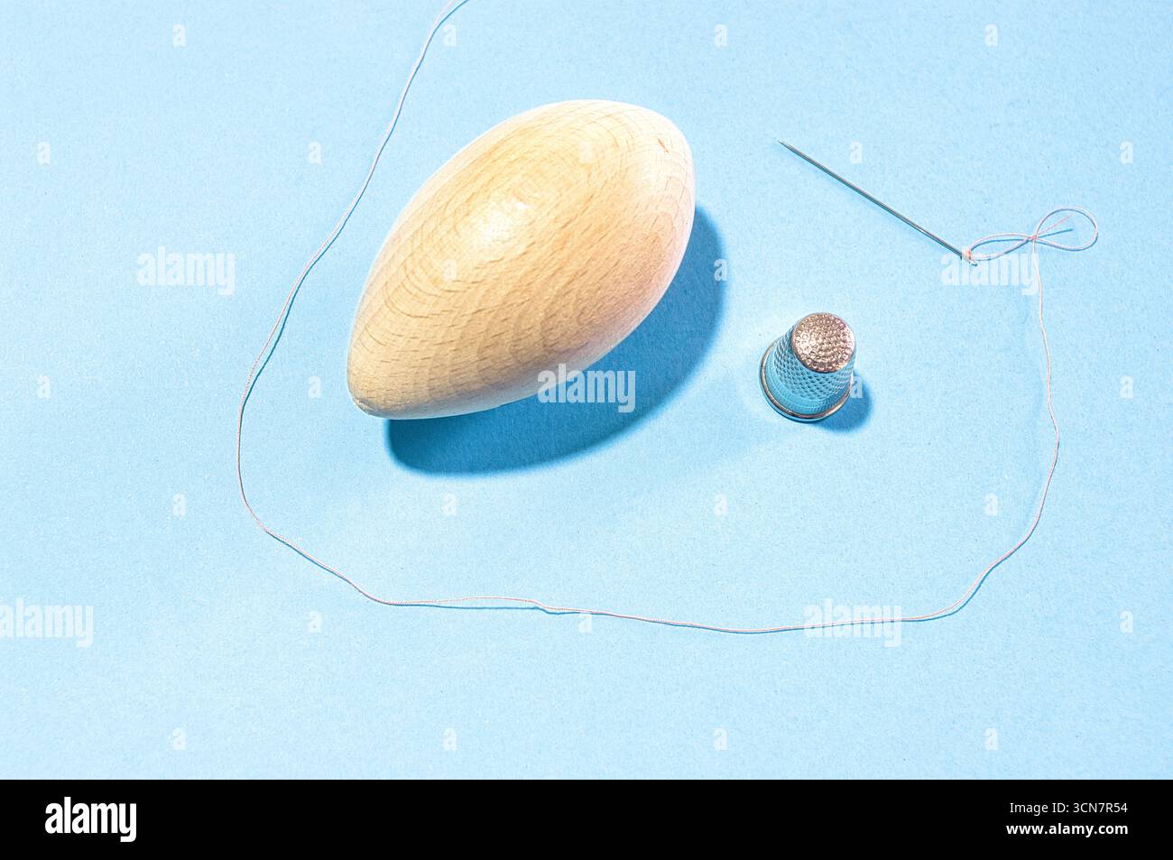 Aghi da cucire, fili, forbici e ditali. Foto Stock