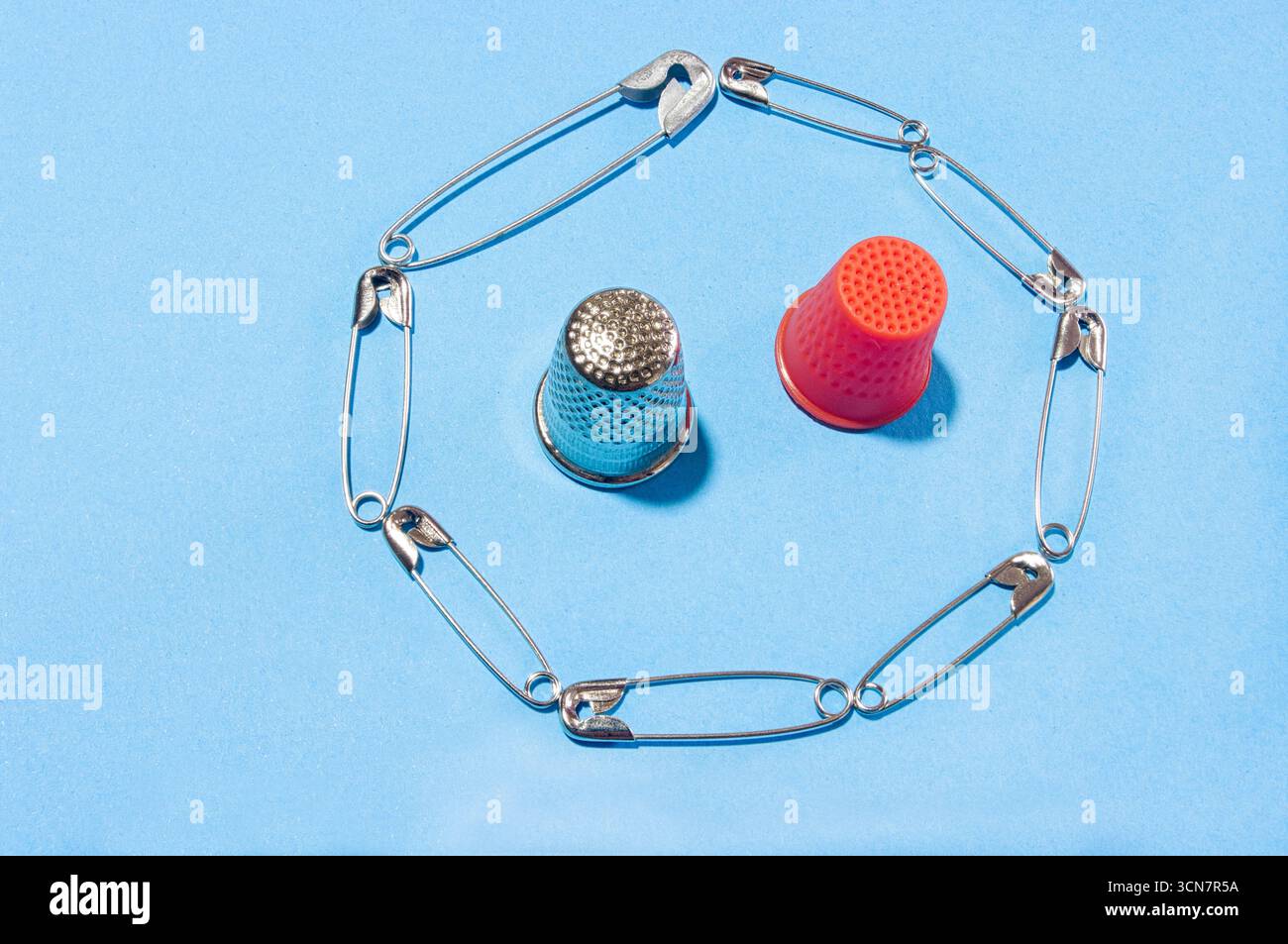 Aghi da cucire, fili, forbici e ditali. Foto Stock