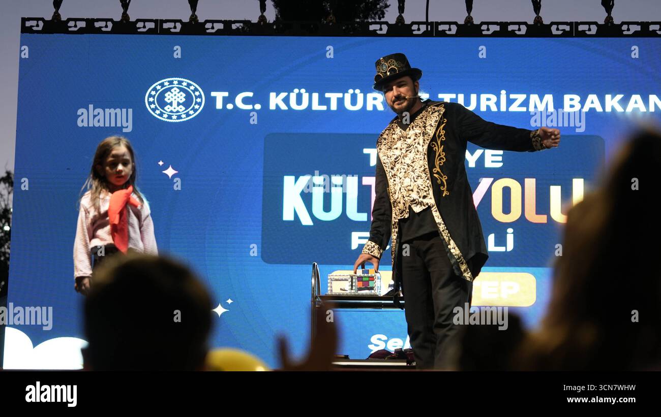 Attività di intrattenimento al Festival della Cultura di Türkiye Un mago si esibisce con un bambino sul palco durante il Festival della Cultura di Türkiye a Gaziantep. Il festival propone attività culturali e di intrattenimento organizzate dal Ministero turco della Cultura e del Turismo dal 2021. Gaziantep Türkiye Copyright: XMohammadxBashirxAldaherx Foto Stock
