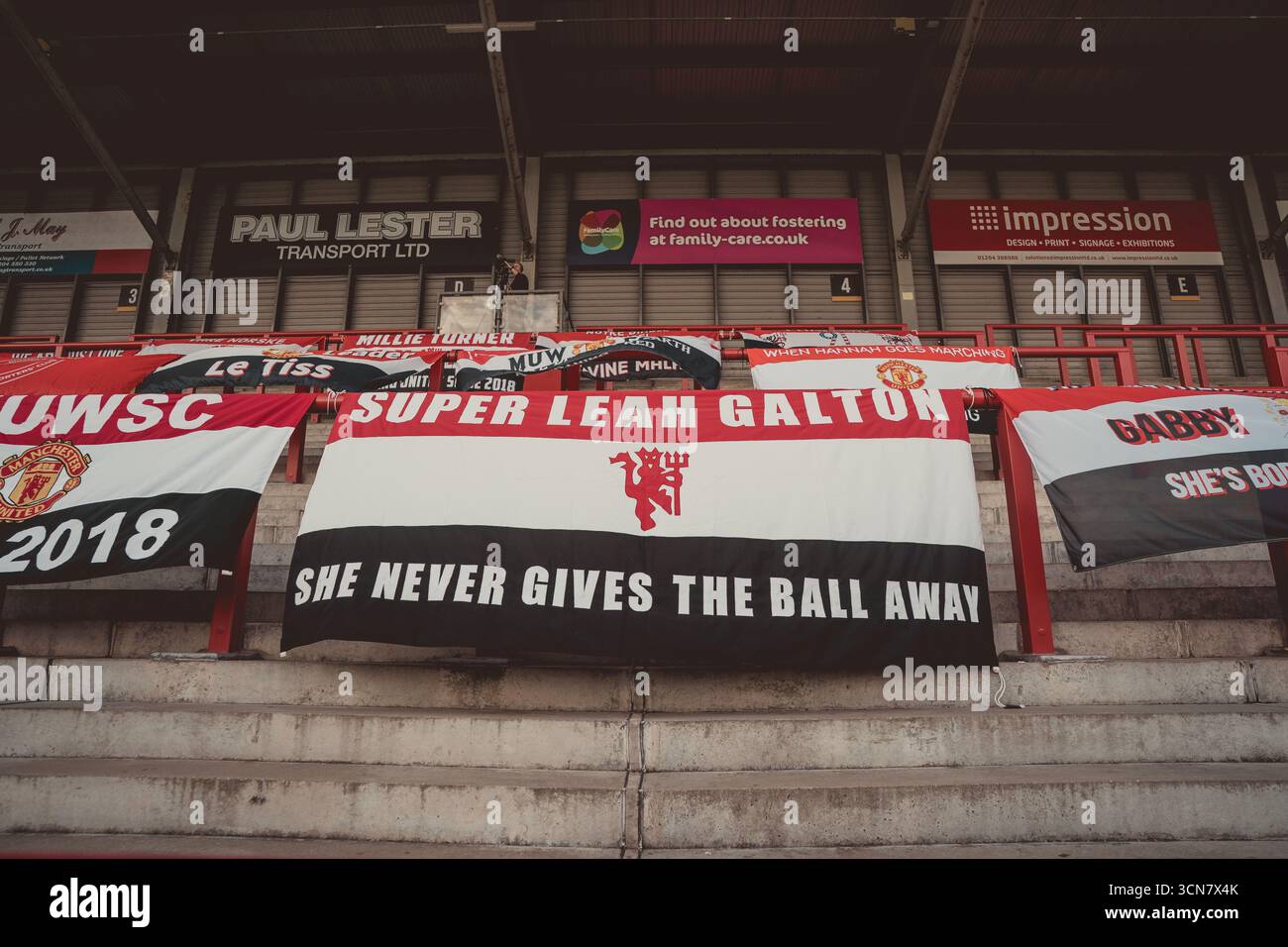 Striscioni tifosi man United prima del Manchester United Women vs. SK Brann in UEFA Women's Champions League 18 settembre 2025 alla Leigh Sports Village Arena Foto Stock